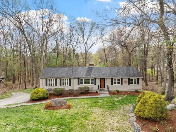 19 Hitchin Post Rd, Chelmsford, MA 01824