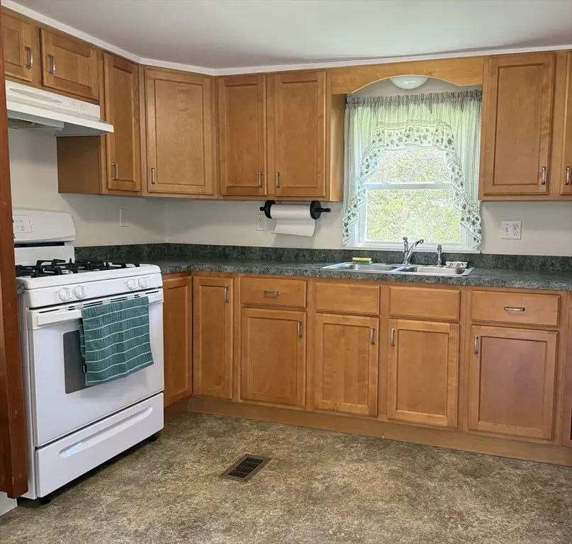 36 Lawrence Ct., Tiverton, RI 02878 - #3