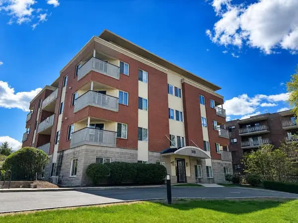 310 Hammond Pond Pkwy #401, Brookline, MA 02467