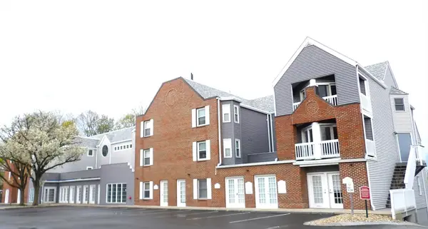 212 Humphrey St #202, Marblehead, MA 01945