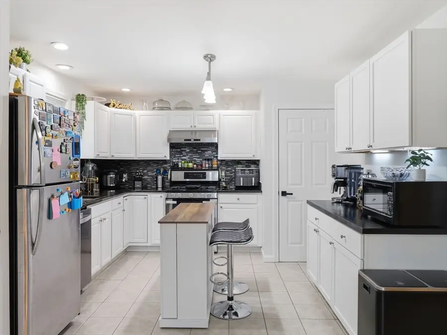 17 Thorndike St, Haverhill, MA 01832 - #3