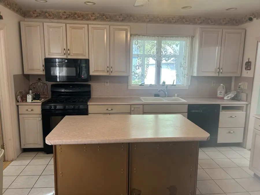 5 Utica Dr, Worcester, MA 01603 - #3