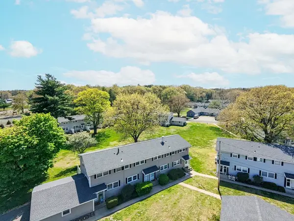 68 Honeysuckle Dr #68, Chicopee, MA 01022