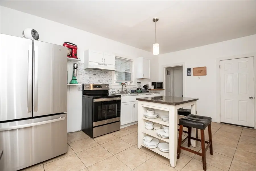 19 Huss Ct, Lynn, MA 01905 - #3