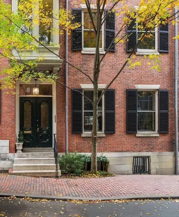 32 Chestnut St #1, Boston, MA 02108