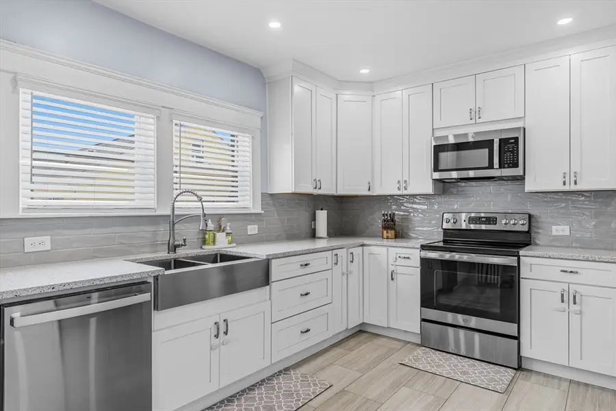 372 Buffinton St, Somerset, MA 02726 - #2