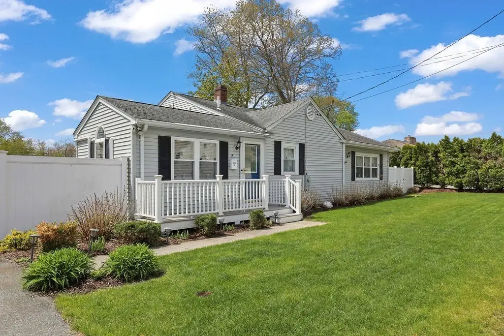 34 Harbeck St, Acushnet, MA 02743 - #1