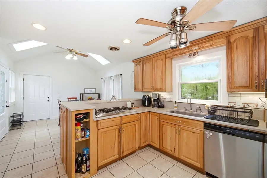 616 Cooley St, Springfield, MA 01128 - #3