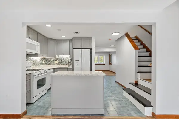 78 Meadow Pond Dr #P, Leominster, MA 01453