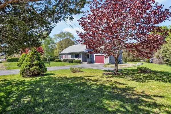 33 Thatchers Ln, Falmouth, MA 02536