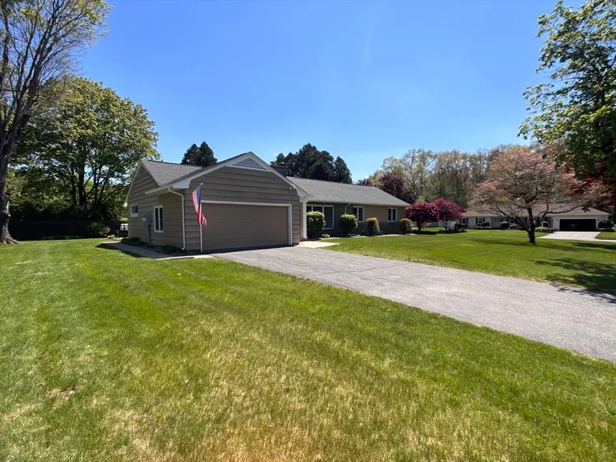 9 Vanguard Ln, Longmeadow, MA 01106 - #2