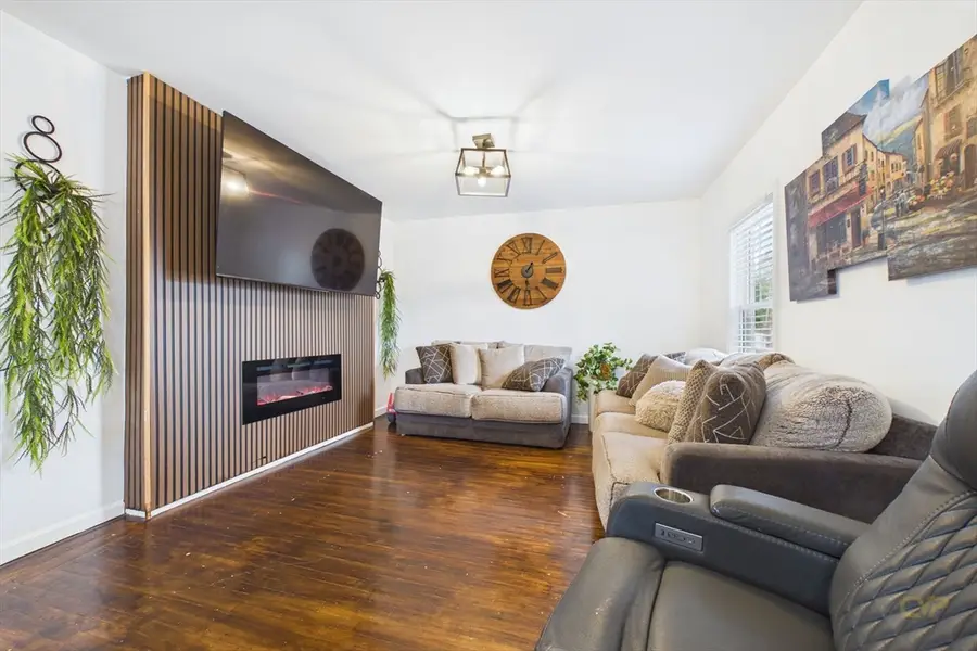 672 Kempton St, New Bedford, MA 02740 - #3