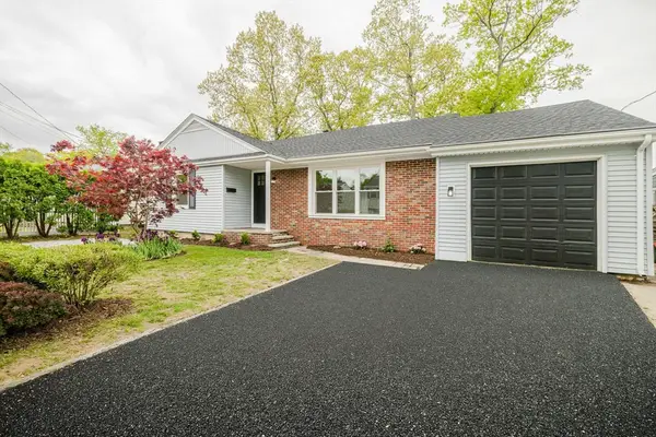 25 Pensaukee Ave, North Providence, RI 02911
