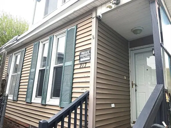 217 Cross St, Lowell, MA 01854