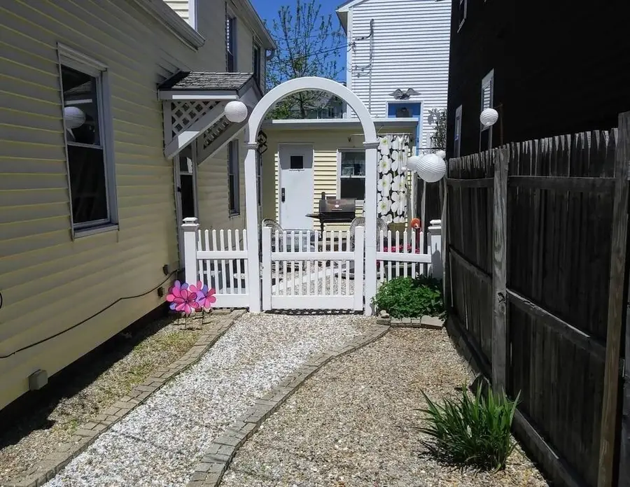 4 Lewis Ct, Gloucester, MA 01930 - #2