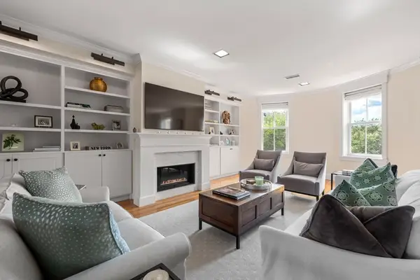 61 Dartmouth St #2, Boston, MA 02116