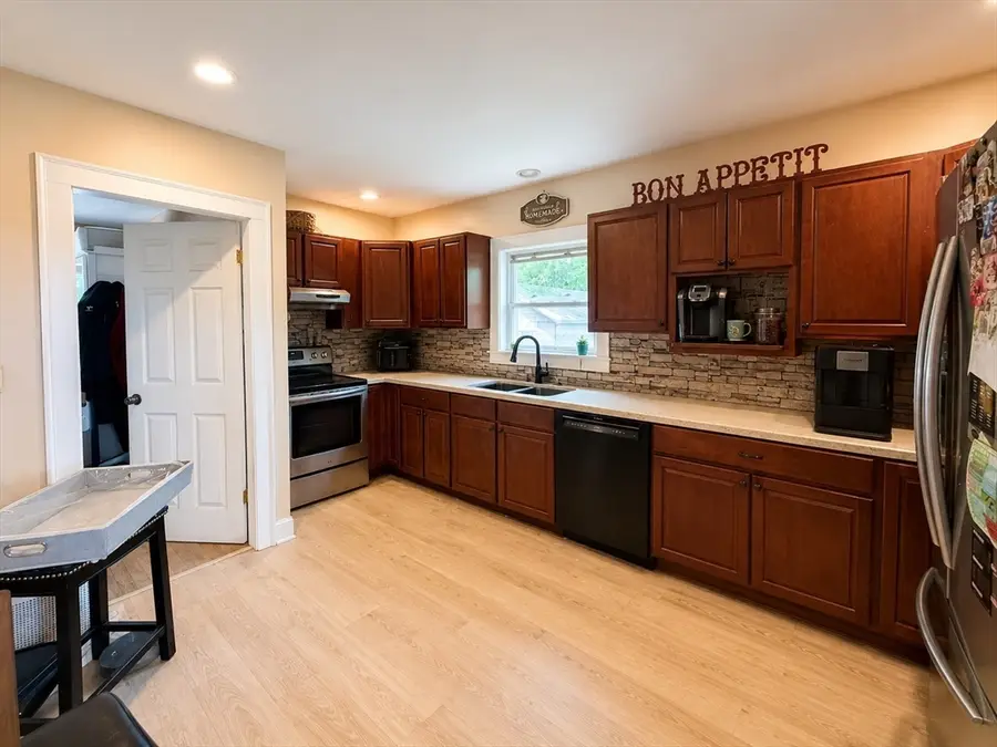 14 Ellington St, Agawam, MA 01001 - #3