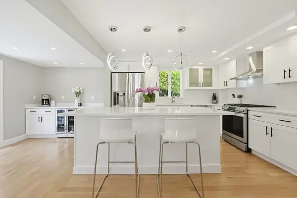 8 Woodbury Ave, Saugus, MA 01906