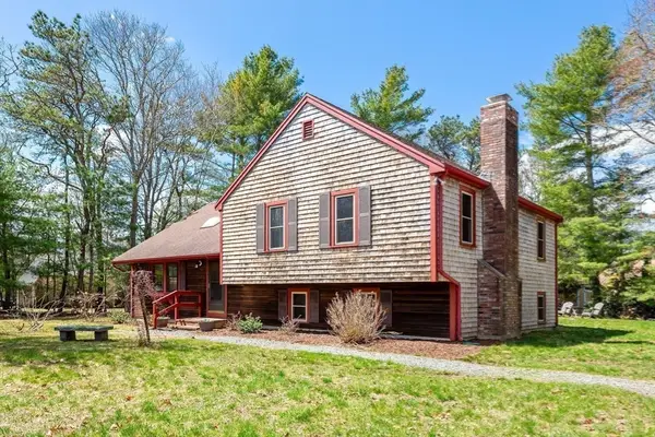 4 Oak Ridge Dr, Bourne, MA 02559