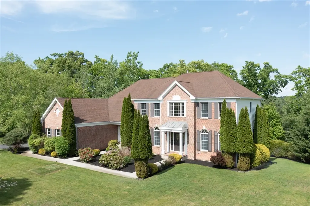 10 Valley View Dr, North Grafton, MA 01536 - #1