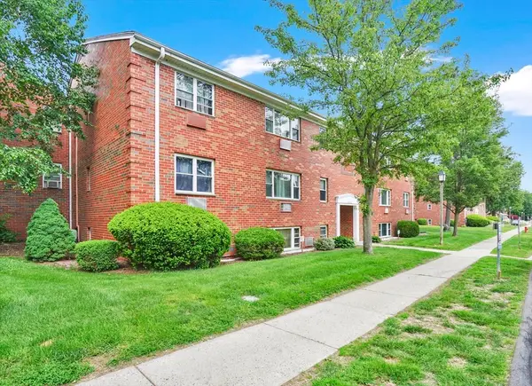 272 Regency Park Dr #272, Agawam, MA 01001