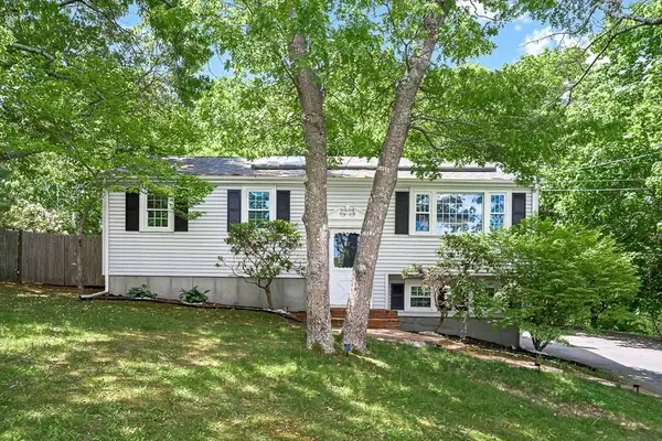 18 Adams St, Plymouth, MA 02360