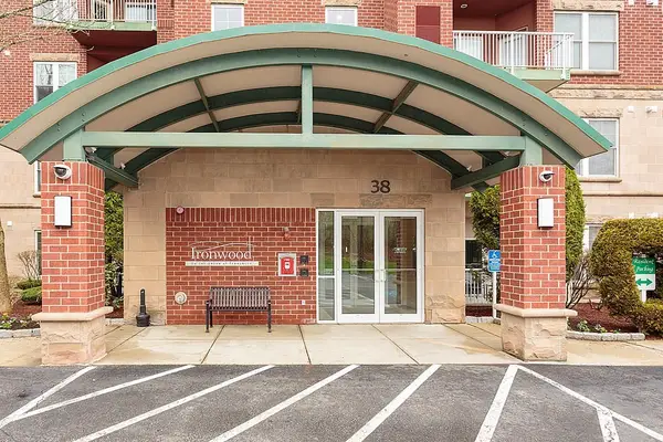 38 Village Rd #103, Middleton, MA 01949