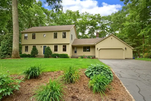 140 Pineridge Dr, Westfield, MA 01085