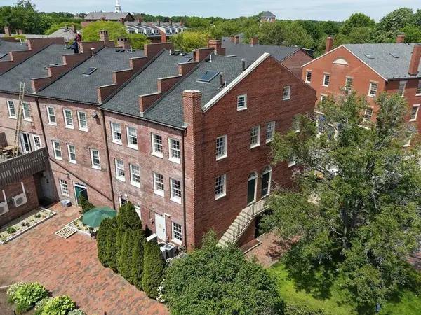 2 Elbow Ln #A, Newburyport, MA 01950