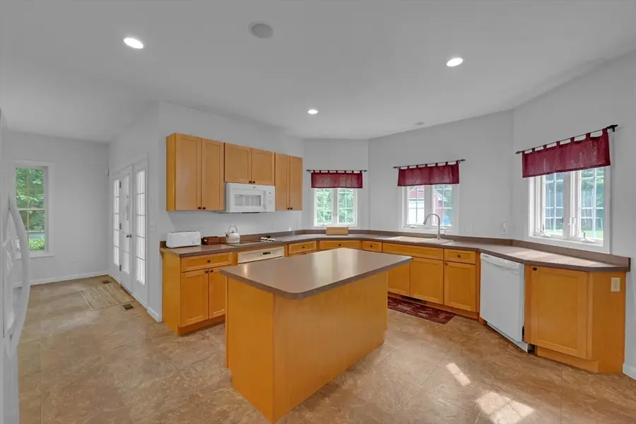 16 Lindsey Ln, Charlton, MA 01507 - #3