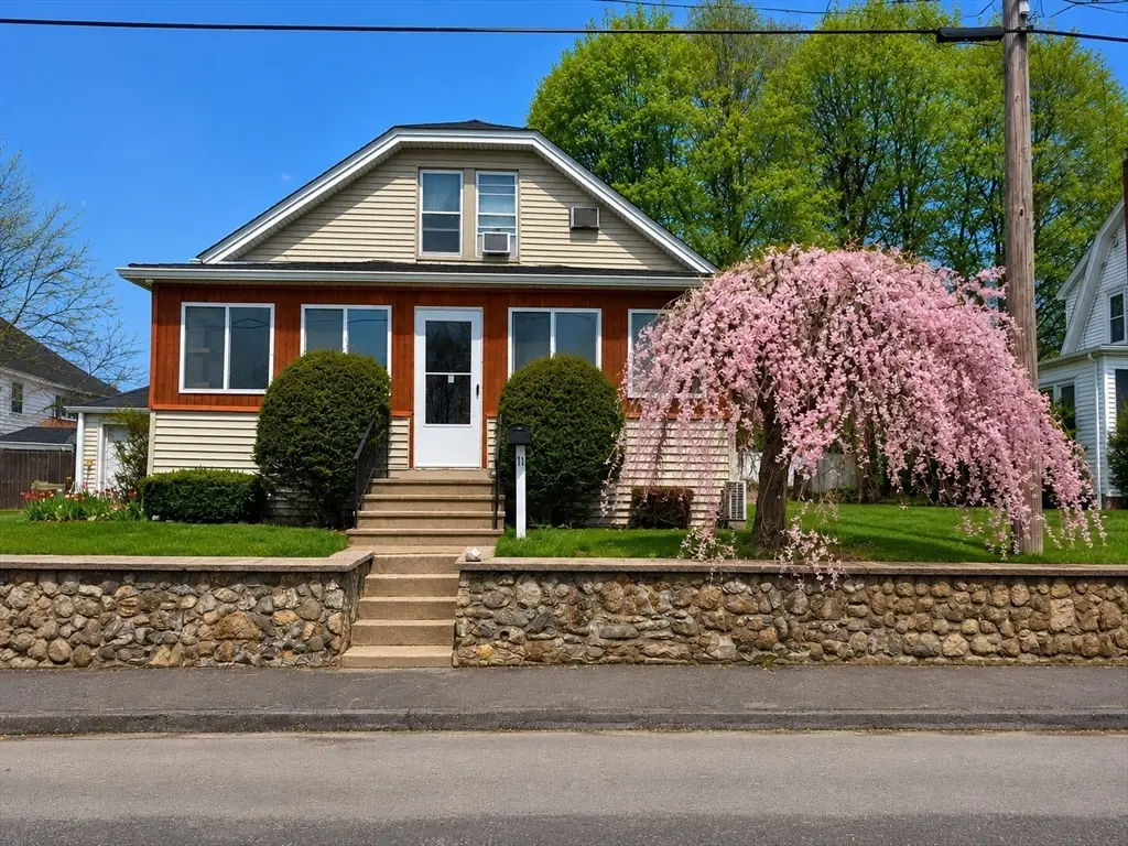 11 Everett Ave, Webster, MA 01570 - #1