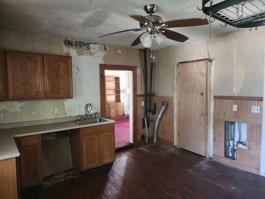 156 Grattan St, Chicopee, MA 01020 - #3