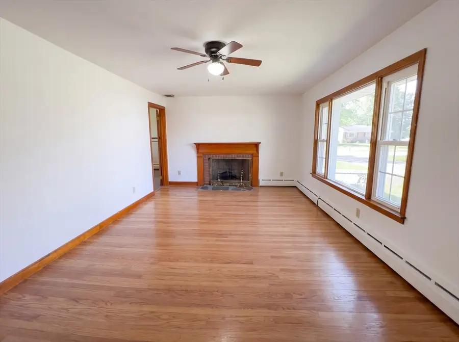 41 Hicks St, Chicopee, MA 01020 - #3