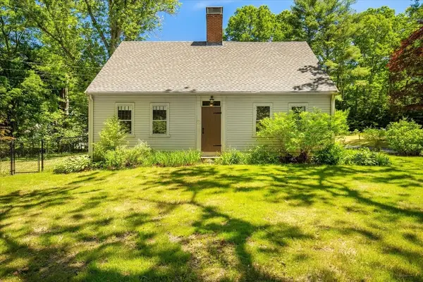 15 Carver St, Halifax, MA 02338