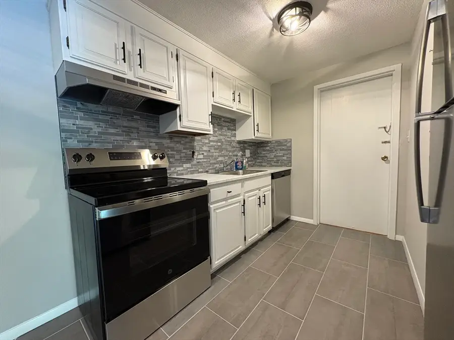 1 Albert Dr #8, Woburn, MA 01801 - #3