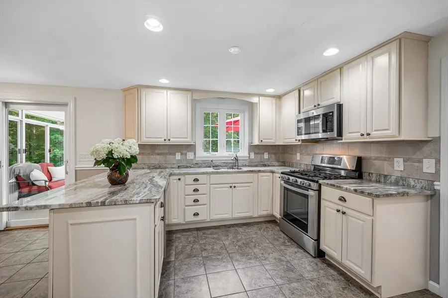 207 Trout Brook Rd, Dracut, MA 01826 - #3