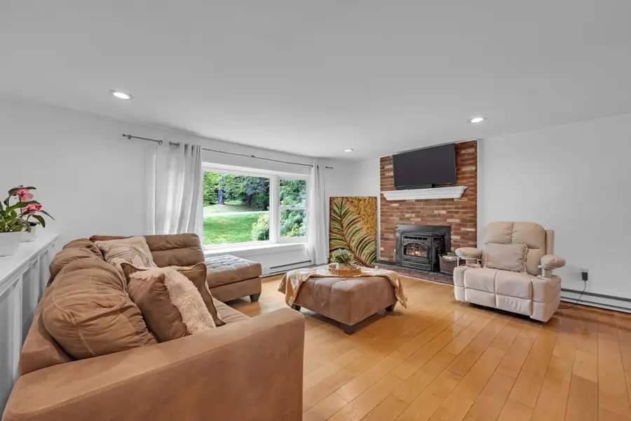 27 Hillside Dr, Sturbridge, MA 01566 - #3