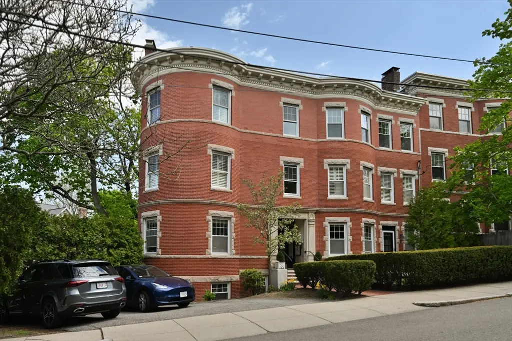 8 Colbourne Cres #3, Brookline, MA 02445 - #1