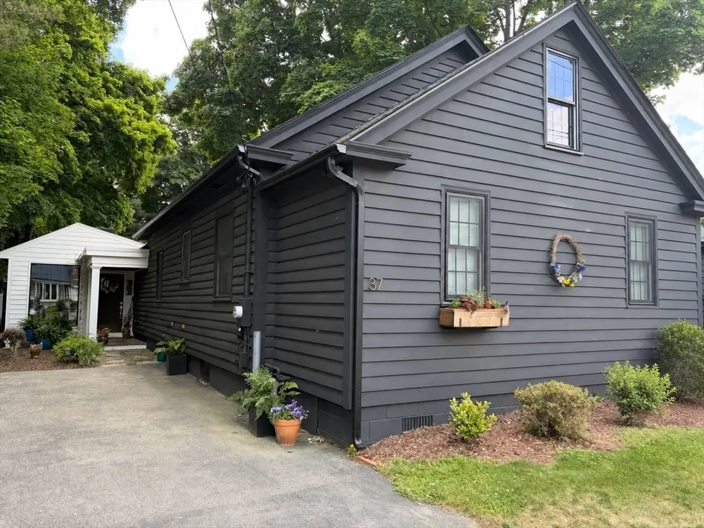 37 Moulton St, Newburyport, MA 01950 - #1