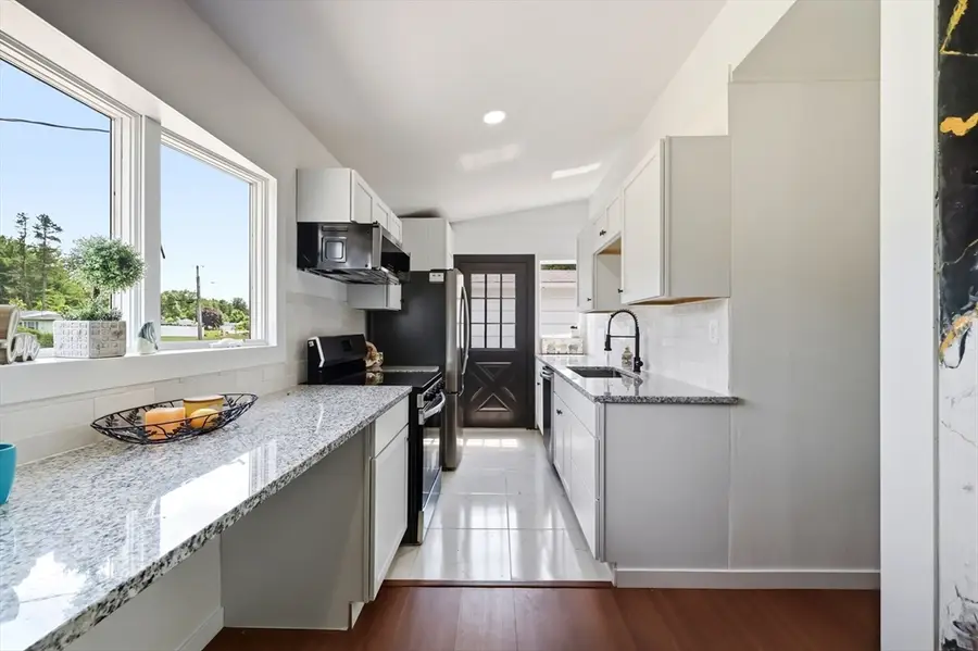 37 Sun Valley Rd, Holyoke, MA 01040 - #3