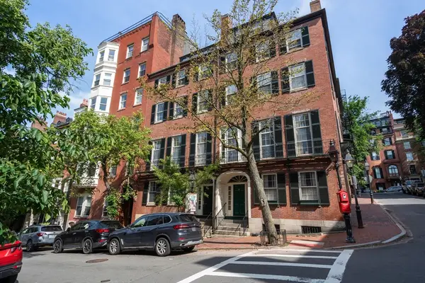 1 Chestnut Street #3B, Boston, MA 02108