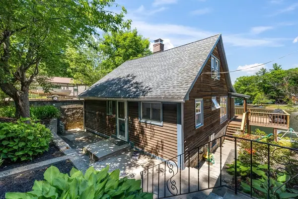 34 Lake Sargent Dr, Leicester, MA 01524