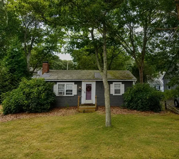 57 Oak St, Falmouth, MA 02536