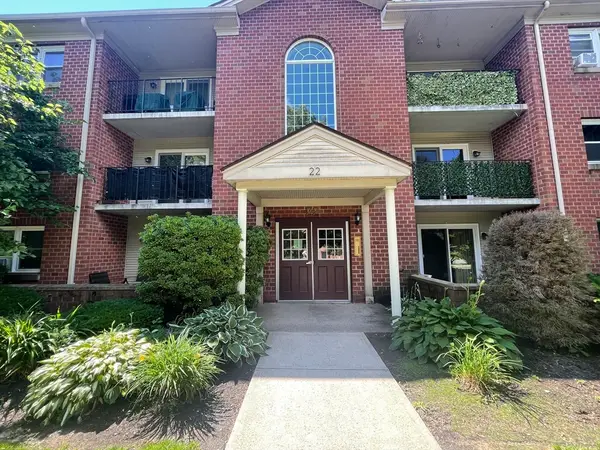 22 Maple Crest Circle #D, Holyoke, MA 01040