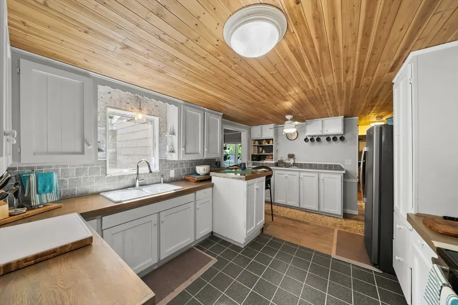 4 Laurel St, Woburn, MA 01801 - #3