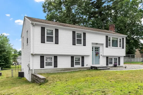 15 Dallas Rd, Lowell, MA 01854