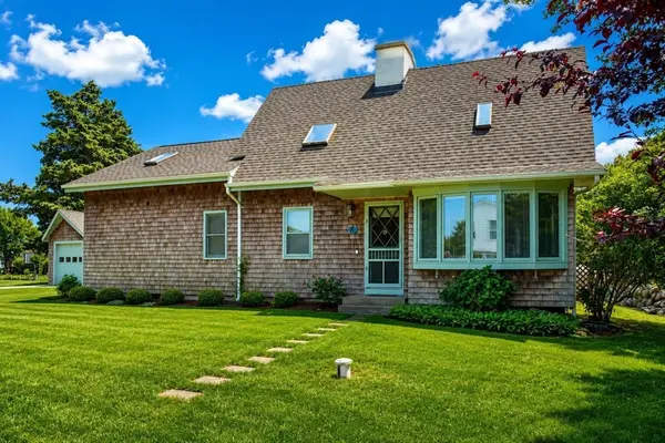 8 Juniper Rd, Westport, MA 02790