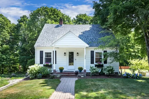 208 S Main St, Hopedale, MA 01747