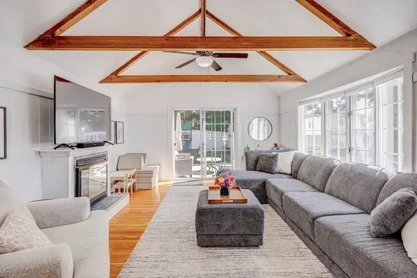 27 Lawnview Dr, Braintree, MA 02184