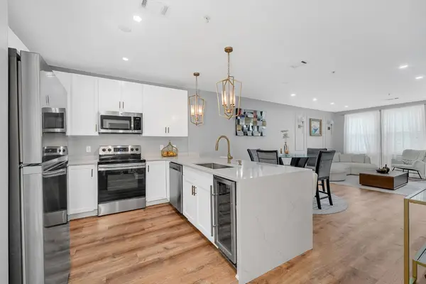 2 Harvest Dr #108, North Andover, MA 01845